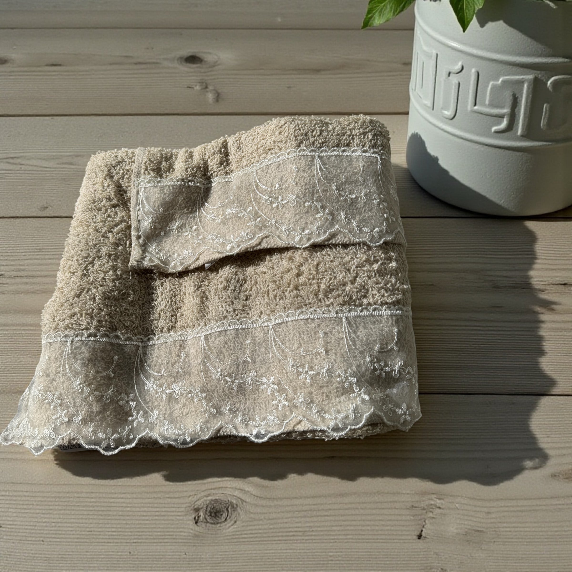 Coppia di asciugamani con ricamo