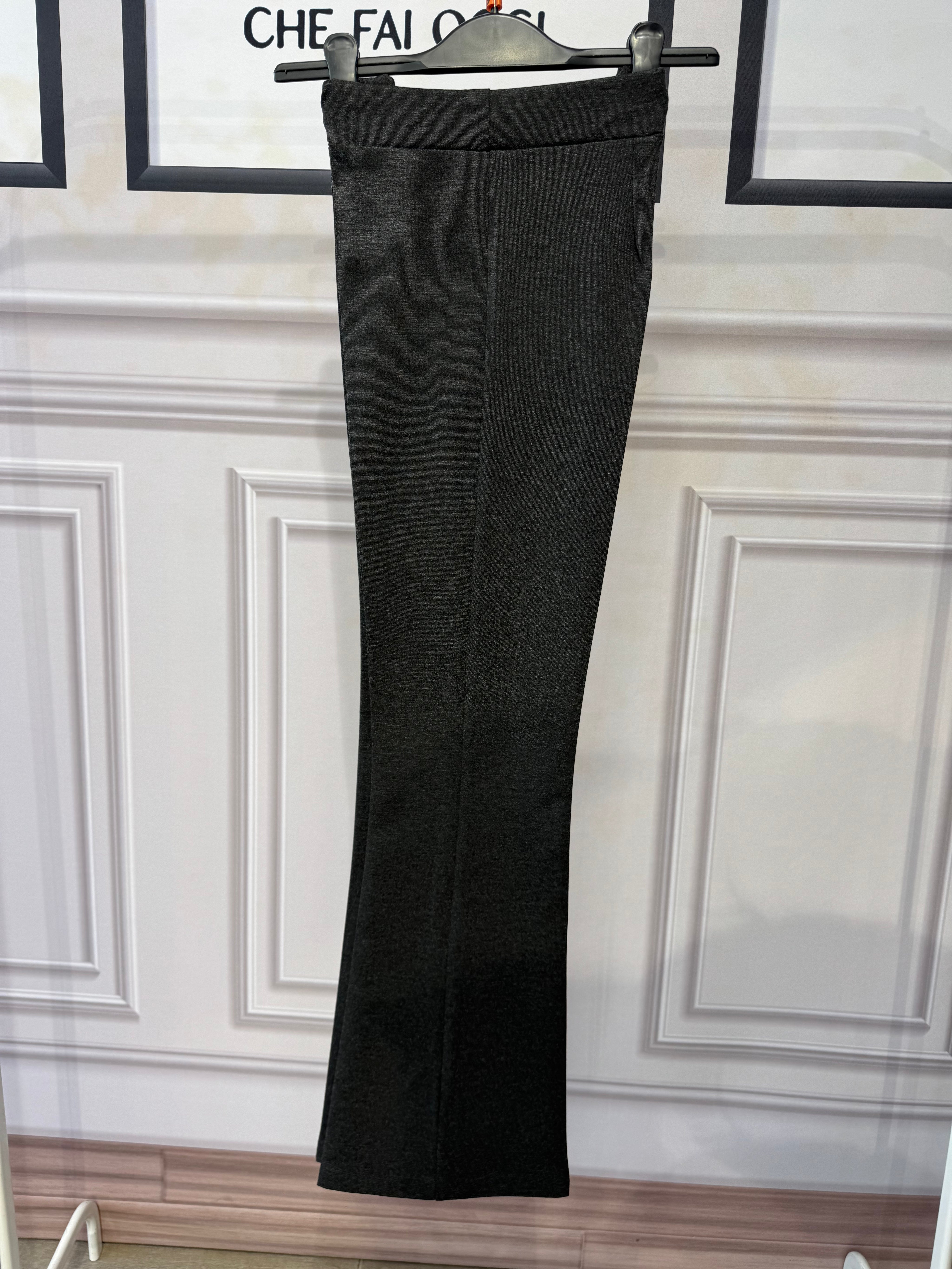 Pantaloni cosciasecca a zampa