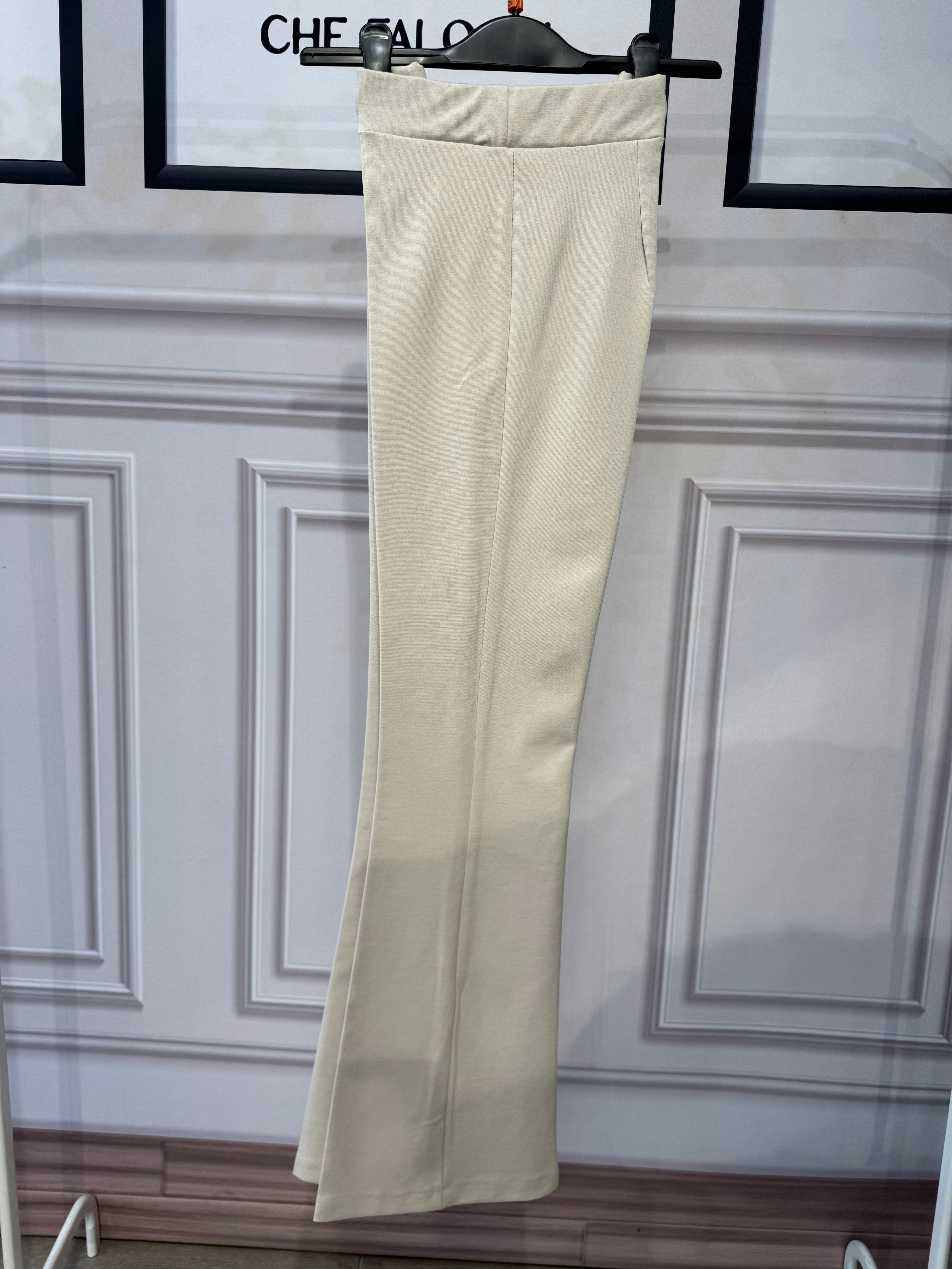 Pantaloni cosciasecca a zampa